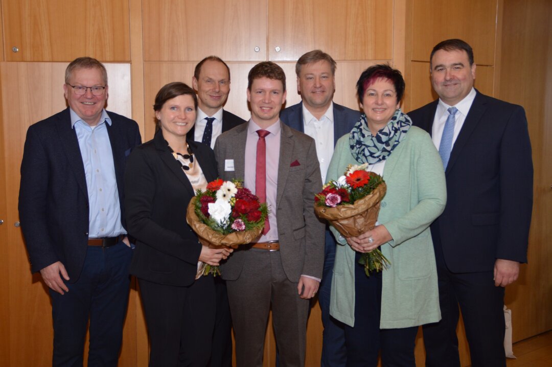 Der scheidende Amtsleiter Gesierich und neue Amtsleiter Kronen samt Ehefrauen stehen mit dem Präsident des LDBV Kleffel, dem stellvertretenden Landrat Braun und Oberbürgermeister Cerny zu einem Gruppenfoto zusammen